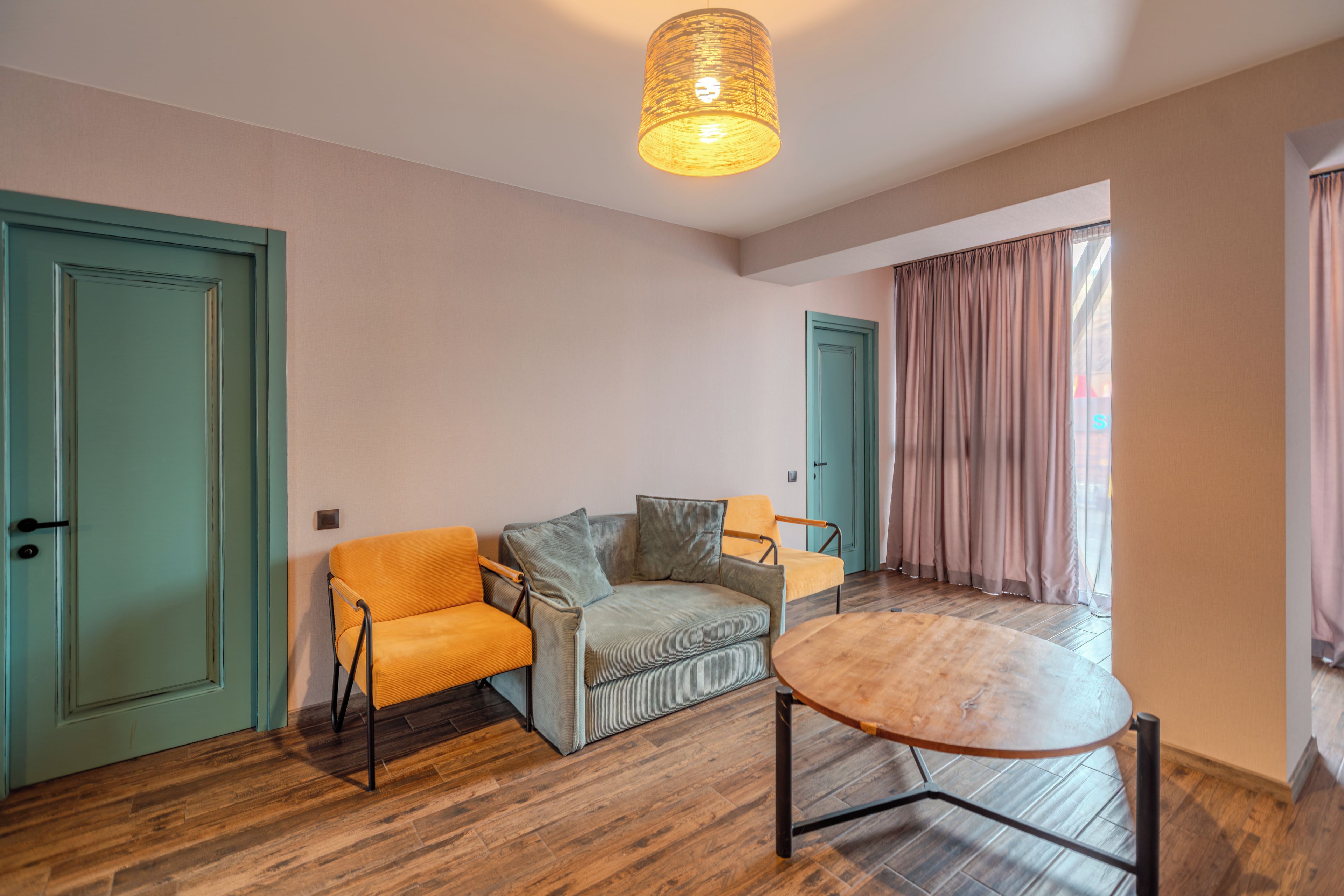 Una sala moderna con un sofá, una mesa de centro y un lámpara colgante.