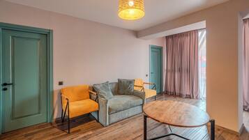 Una sala moderna con un sofá, una mesa de centro y un lámpara colgante.