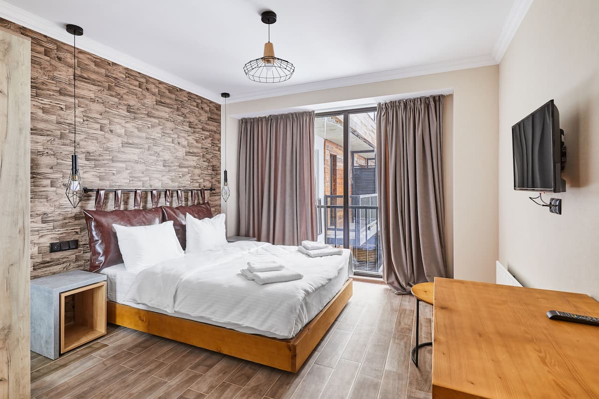 Ropa de cama de alta calidad y caja de seguridad en la habitación