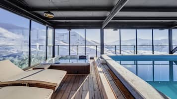 Indendørs pool, åben fra kl. 10.00 til kl. 22.00, liggestole