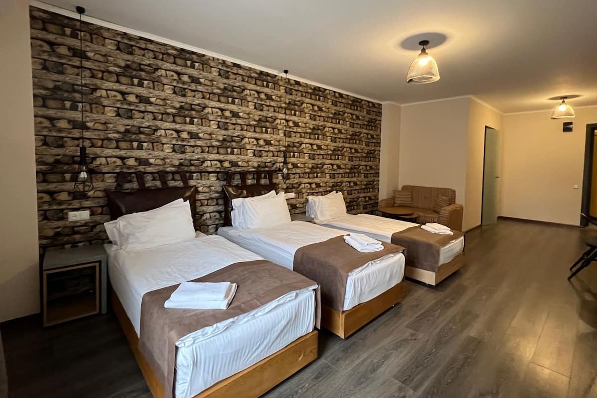 Habitación triple estándar | Ropa de cama de alta calidad y caja de seguridad en la habitación
