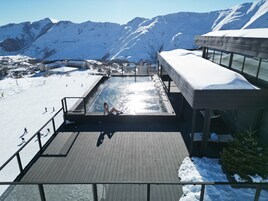 Una piscina techada, sillones reclinables de piscina