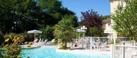 Piscine extérieure, parasols de plage, chaises longues