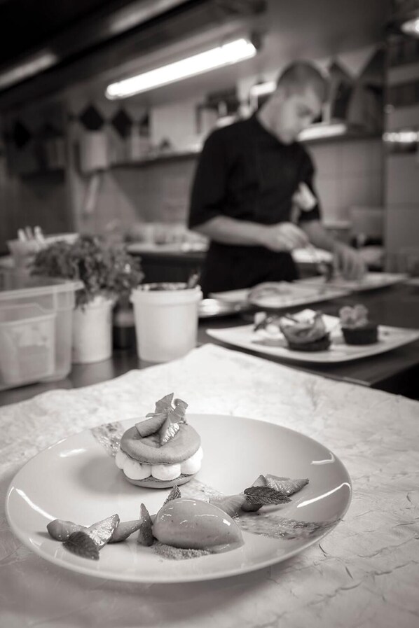 A plate with a dessert on a marble countertop in a kitchen. - Hotel Le Relais de Farrou (Saint-Remy)