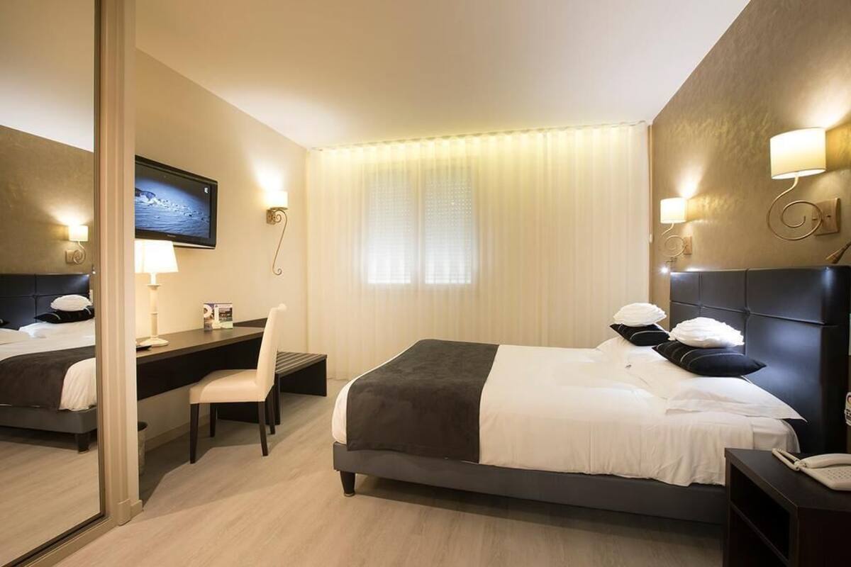 In-room safe, desk, soundproofing, WiFi (free)