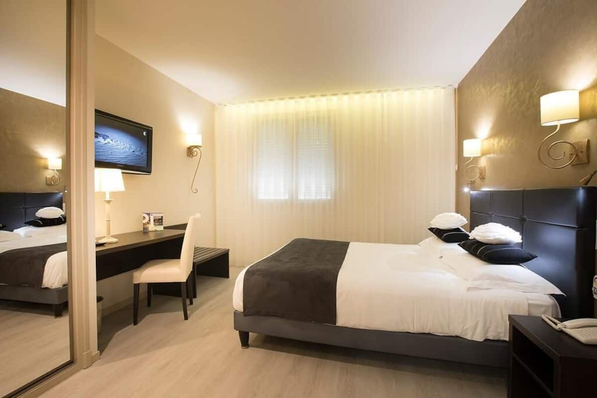 In-room safe, desk, soundproofing, WiFi (free)