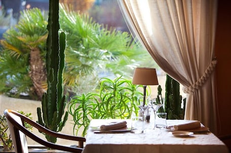 Lunch and dinner served, French cuisine. Hotel Le Relais de Farrou