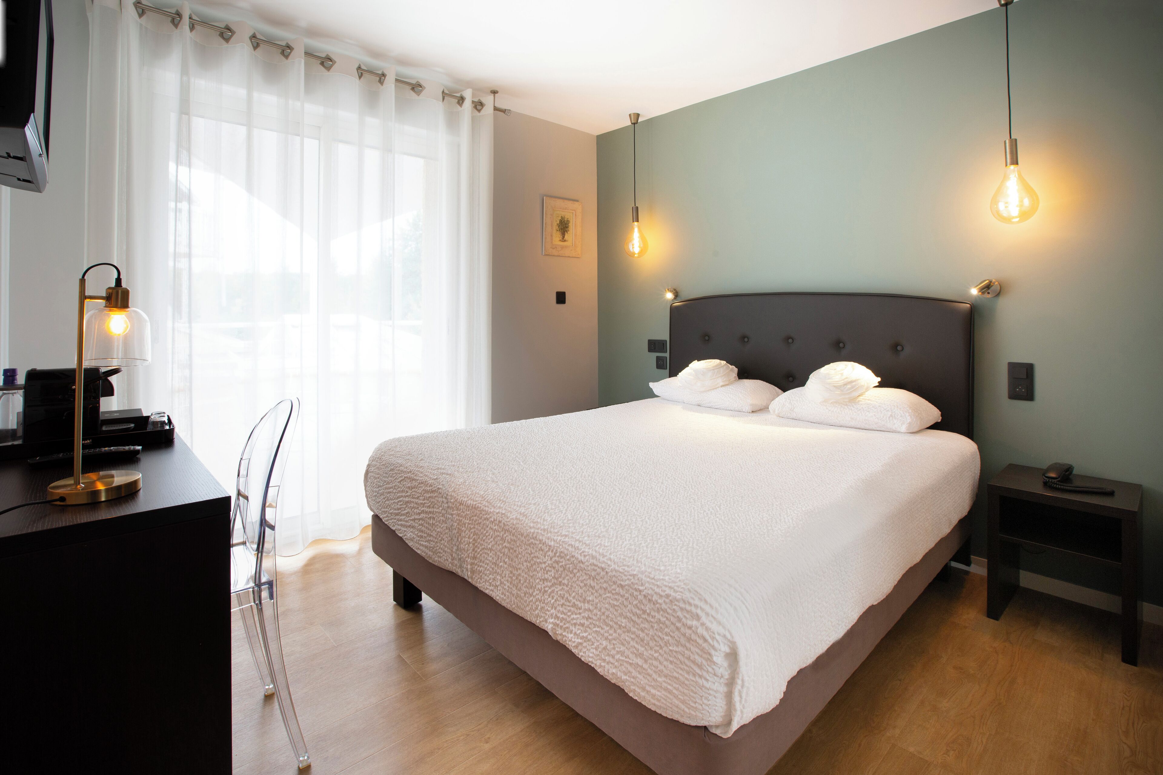 In-room safe, desk, soundproofing, free WiFi