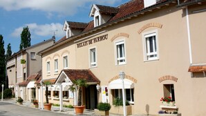 A building with the sign "RELAIS DE FARROU" indicating a hotel. - Hotel Le Relais de Farrou (Saint-Remy)