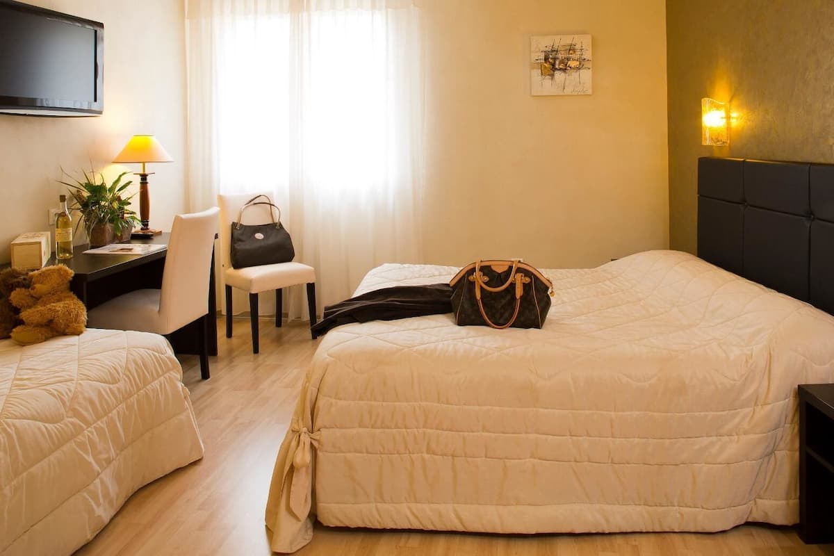 Habitación doble Premium, 1 cama matrimonial, para no fumadores, vista al parque | Caja de seguridad en la habitación, escritorio y insonorización