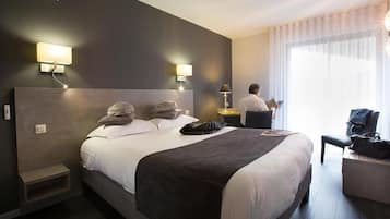 In-room safe, desk, soundproofing, free WiFi