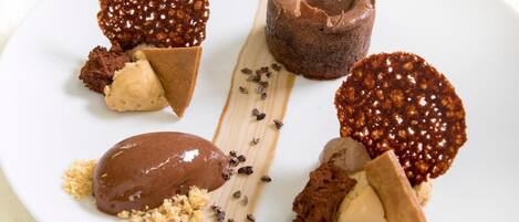 Un plato de postres con diversas preparaciones a base de chocolate.