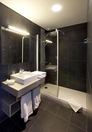 Hair dryer, towels, soap, shampoo - Hotel Le Relais de Farrou (Saint-Remy)