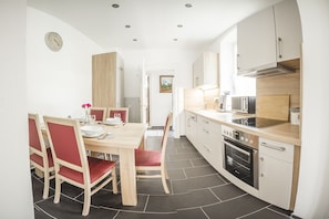 Huoneisto (incl. cleaning fee 65 EUR) | Yksityinen keittiö | Täysikokoinen jääkaappi, mikroaaltouuni, uuni, liesi