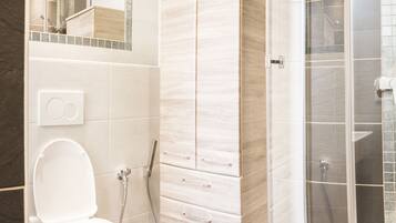 Apartment (incl. cleaning fee 65 EUR) | Bathroom amenities | Shower, free toiletries, hair dryer, slippers
