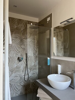 Comfort tweepersoonskamer, 1 queensize bed, niet-roken | Badkamer | Een douche, gratis toiletartikelen, een haardroger, een bidet