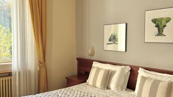 Standard Double Room, 1 Queen Bed, Non Smoking | Minibar, free cribs/infant beds, bed sheets