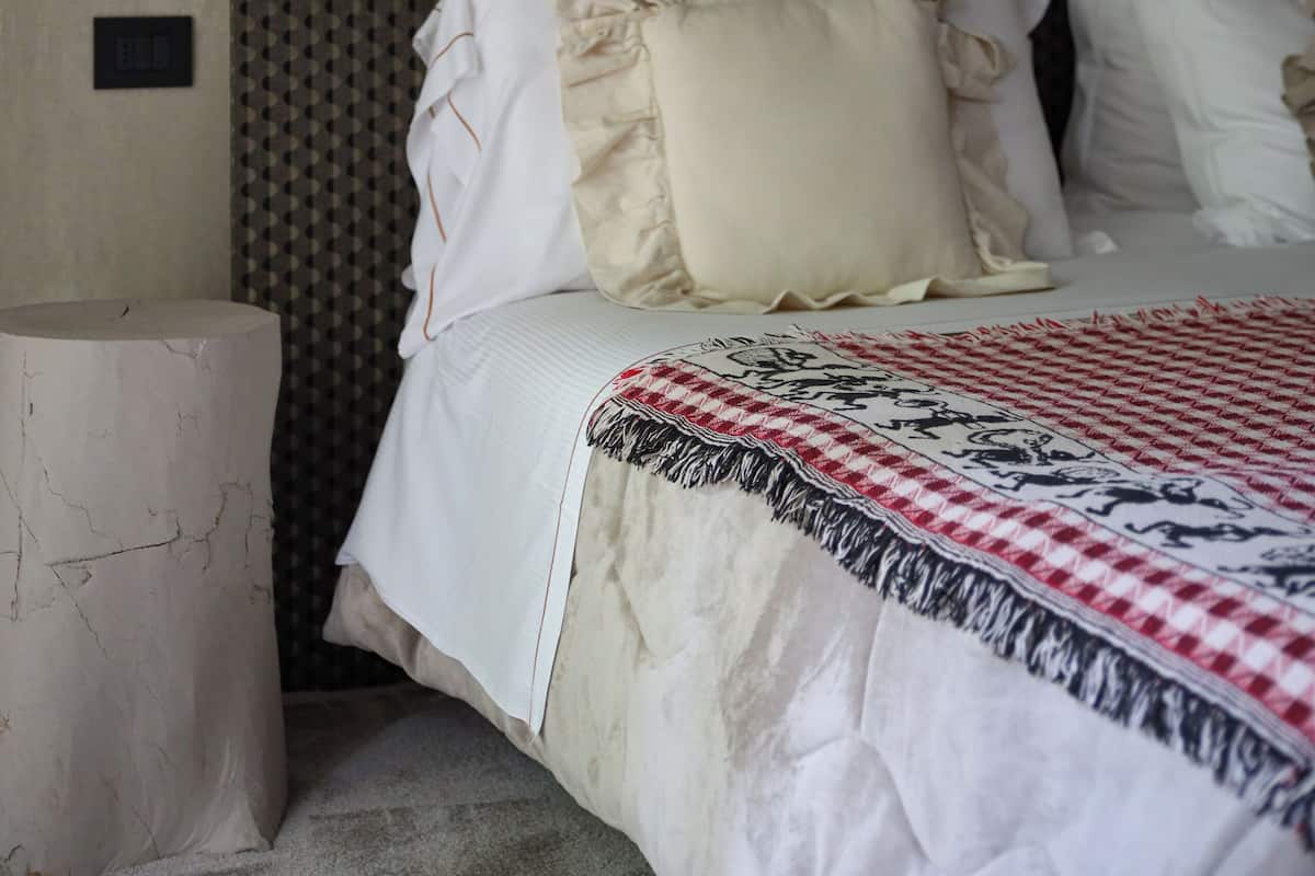 Minibar, lits bébé (gratuits), draps fournis