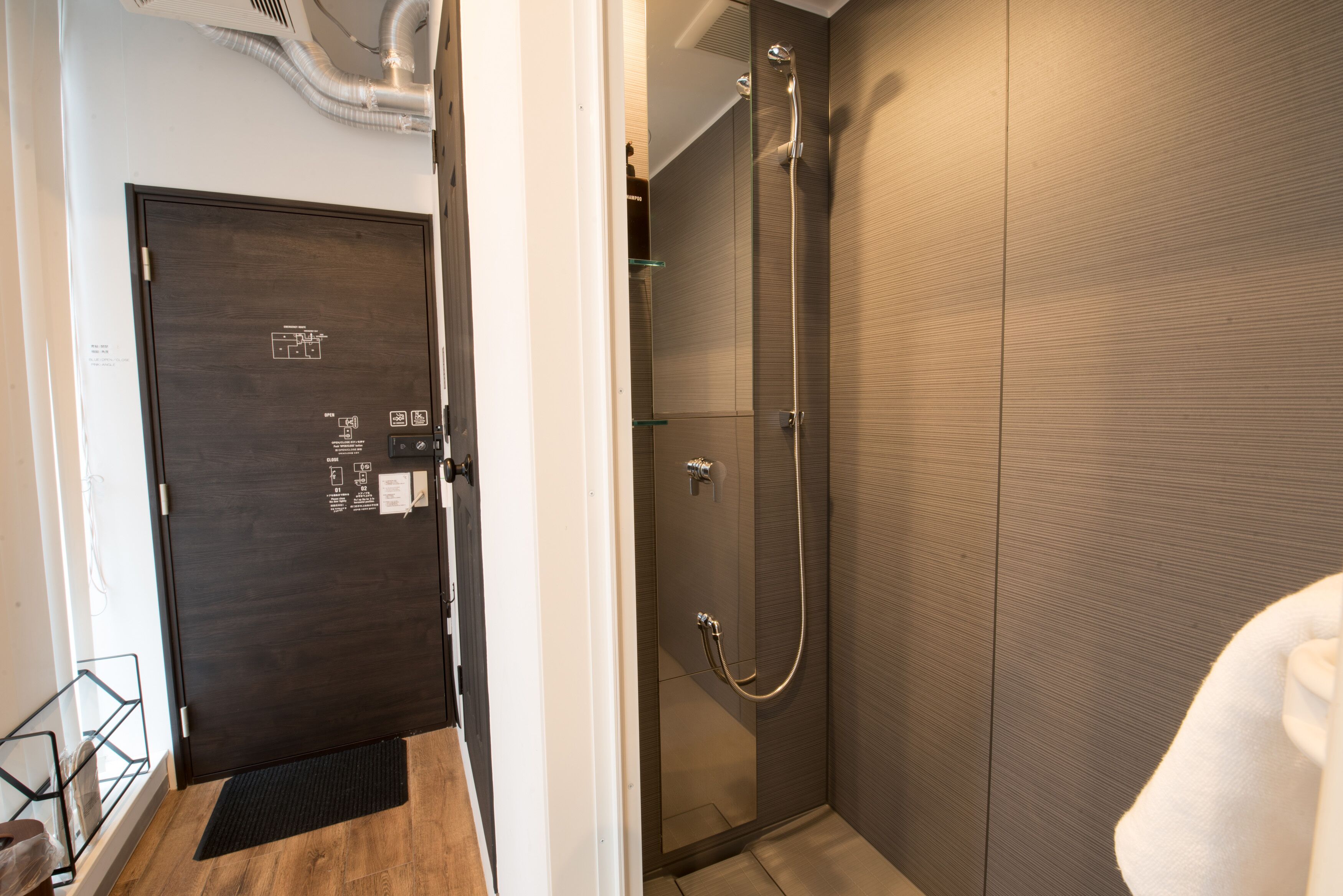 twin room, non smoking | bathroom | shower, free toiletries, hair dryer, slippers