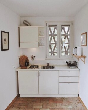 Réfrigérateur, surface de cuisson, bouilloire électrique, chaise haute