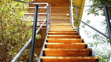 Standard Tree House | Desk, soundproofing, iron/ironing board, free WiFi