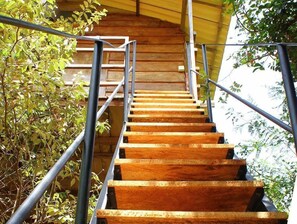 Standard Tree House | Desk, soundproofing, iron/ironing board, free WiFi