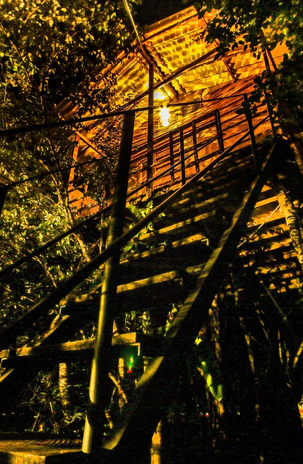 标准房, 1 张特大床, 无烟房 | 办公桌、隔音、熨斗/熨板、免费 WiFi