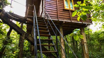 Luxury Tree House | Desk, soundproofing, iron/ironing board, free WiFi