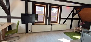 Deluxe-Apartment, Mehrere Betten, Nichtraucher | Wohnbereich | 100-cm-Flachbildfernseher mit Satellitenempfang, LED-Fernseher