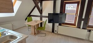 Deluxe-Apartment, Mehrere Betten, Nichtraucher | Essbereich im Zimmer