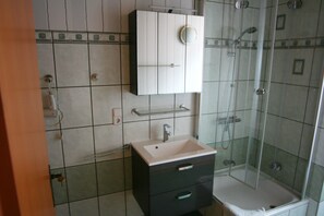 Comfort-Apartment | Badezimmer | Haartrockner, Handtücher, Toilettenpapier