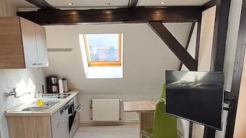 Deluxe Apartment, Multiple Beds, Non Smoking | Private kitchen | Fridge, microwave, stovetop, coffee/tea maker