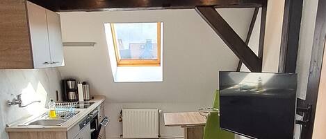 Deluxe Apartment, Multiple Beds, Non Smoking | Private kitchen