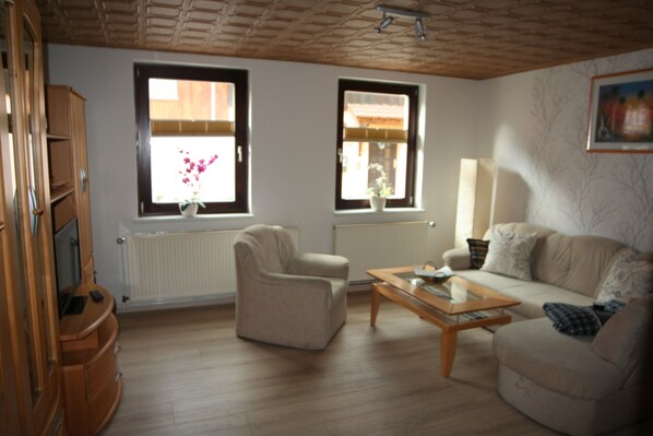 Business-Apartment | Wohnzimmer | 100-cm-Flachbildfernseher mit Satellitenempfang, LED-Fernseher