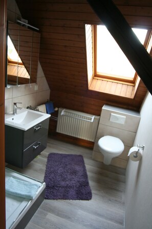 Familien-Loft, Mehrere Betten, Nichtraucher, Bergblick | Badezimmer | Haartrockner, Handtücher, Toilettenpapier