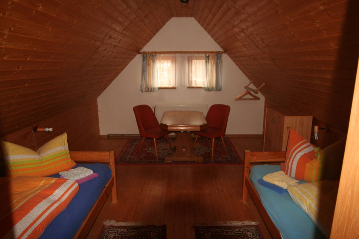 2 Schlafzimmer, Daunenbettdecken, Verdunkelungsvorhänge