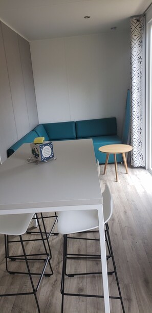 Casa rodante Confort, varias camas, para no fumadores | Área de sala de estar | Televisión de pantalla plana 