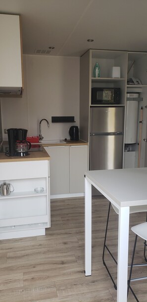 Casa rodante Confort, varias camas, para no fumadores | Cocina privada | Refrigerador, microondas, parrilla de estufa y cafetera y tetera