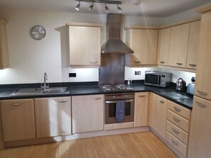 Superior-Apartment, 2 Schlafzimmer, Nichtraucher, Erdgeschoss | Eigene Küche | Großer Kühlschrank, Mikrowelle, Ofen, Herdplatte