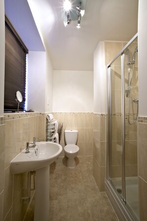 Superior Apartment, 1 Double Bed, Non Smoking | Bathroom | Shower, free toiletries, hair dryer, towels