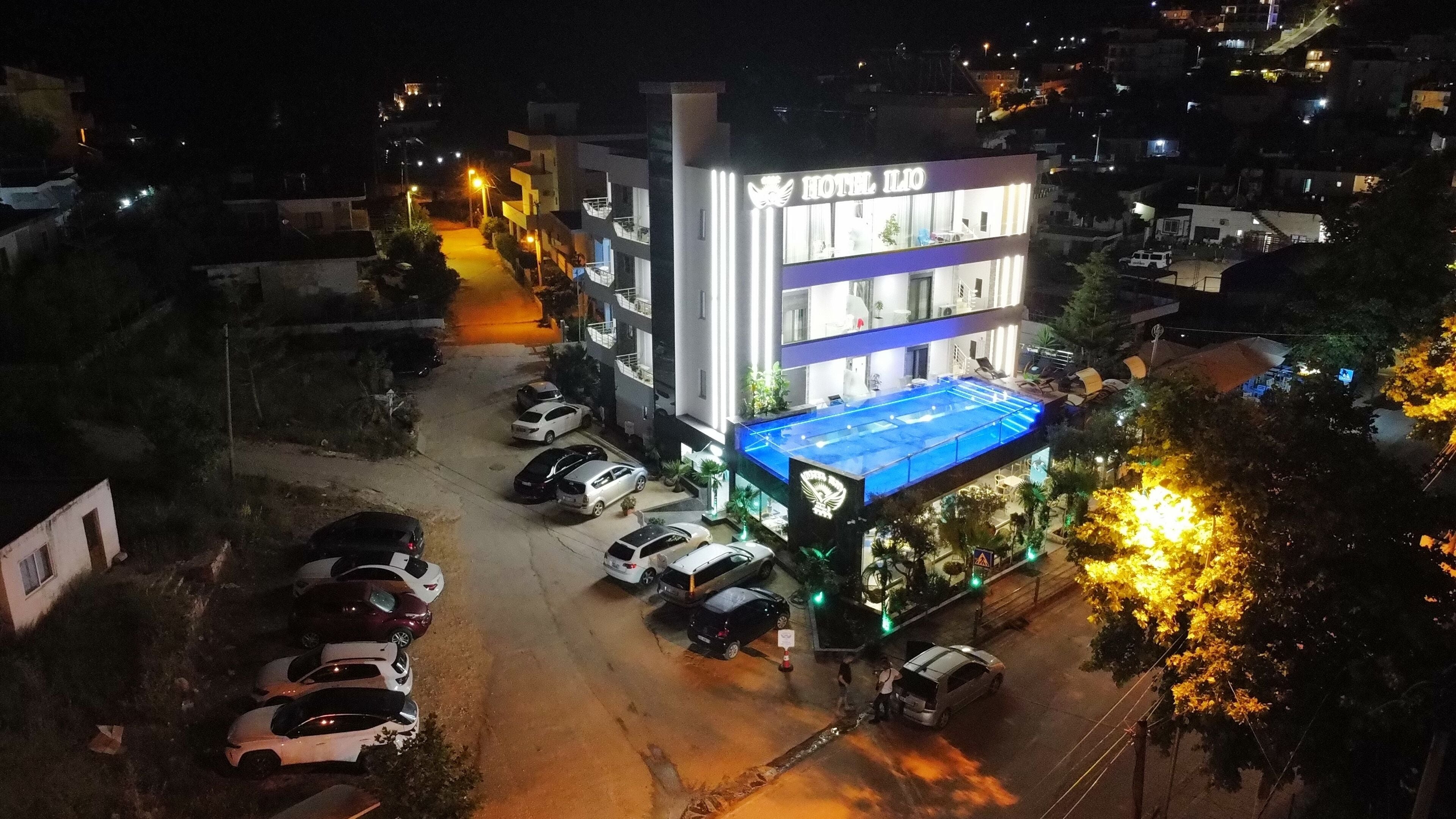 Un hôtel doté d’une piscine sur le toit, de plusieurs étages et d’un parking.