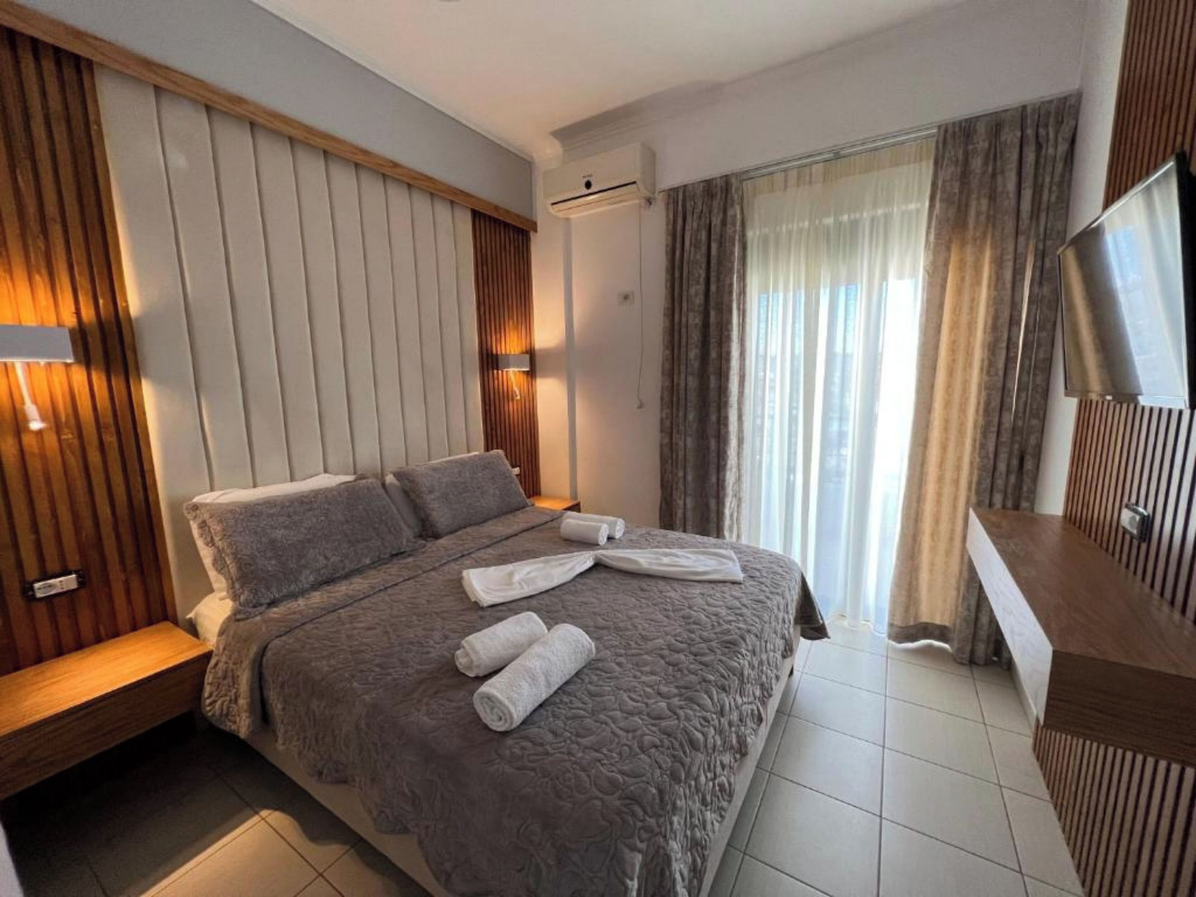 Frigobar, quartos à prova de som, Wi-Fi de cortesia, roupa de cama