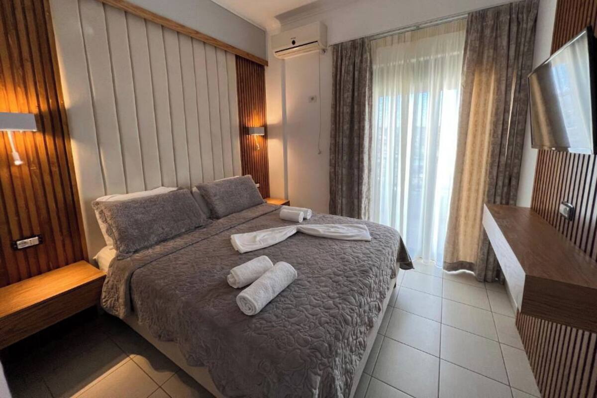 Minibar, soundproofing, WiFi (free), bed sheets