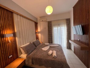 Deluxe Double Room, 1 Katil Ratu (Queen), Non Smoking | Bar mini, kalis bunyi, Wi-fi percuma, cadar katil 
