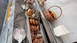 Ein Buffet mit verschiedenen Speisen und eine Sitzgelegenheit mit Holzlatten.
