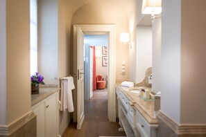 Combined shower/tub, deep soaking tub, rainfall showerhead - Villa Lanzirotti Luxury Property (Caltanissetta)