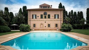 Un edificio grande con piscina delantera.