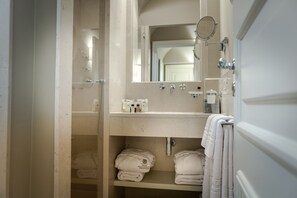 Combined shower/tub, deep soaking tub, rainfall showerhead