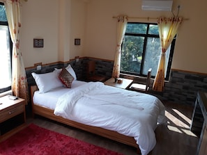 Luxury-Doppel- oder -Zweibettzimmer, 1 Doppelbett, Terrasse | Schreibtisch, kostenloses WLAN, Bettwäsche, Rollstuhlgeeignet