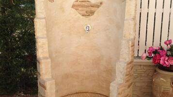 Douche, douche à « effet pluie », sÚche-cheveux, bidet